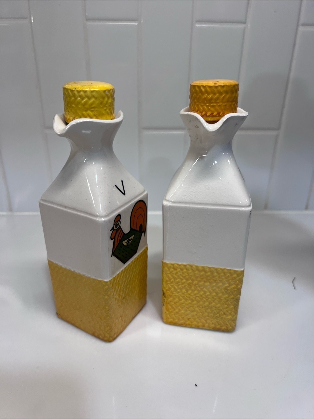 Vintage 1970’s Rooster Farmhouse Oil And Vinegar Set - Picture 4 of 7
